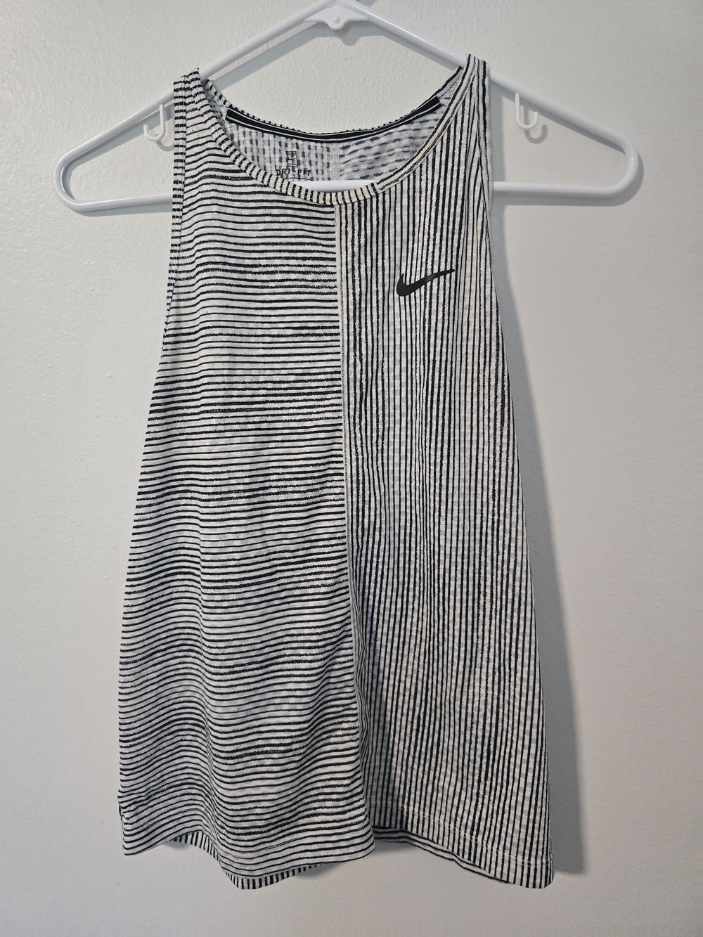 Nike Women's Printed Tennis Tank Distinctive Black & White Stripes Medium
